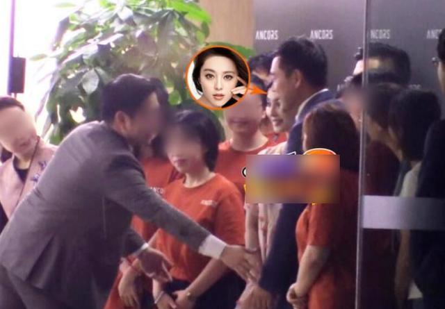 范冰冰分手后专心做生意，亲赴厂家考察比心合影…