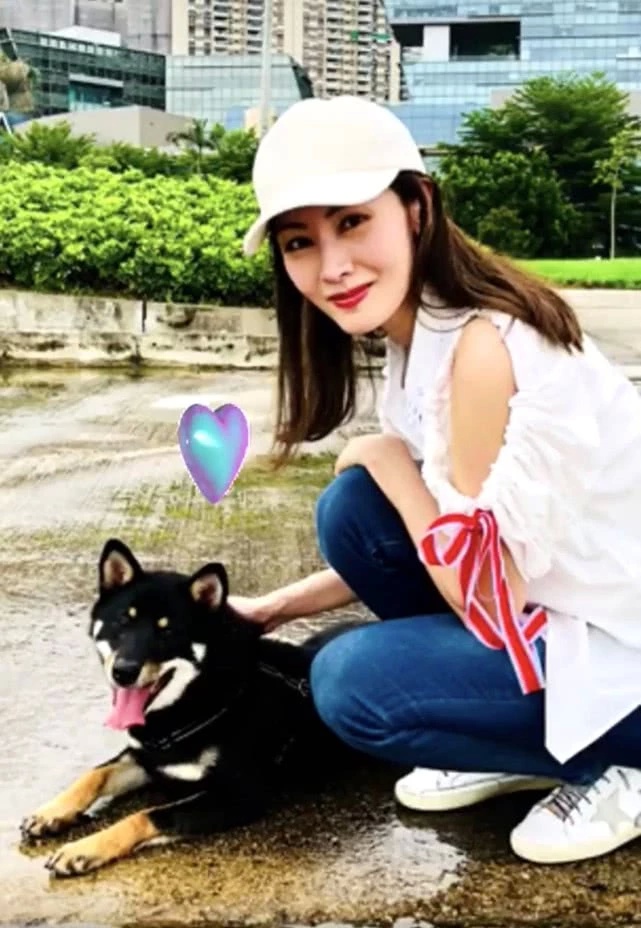 49岁李嘉欣与家人野餐，对嘴亲吻8岁独生子