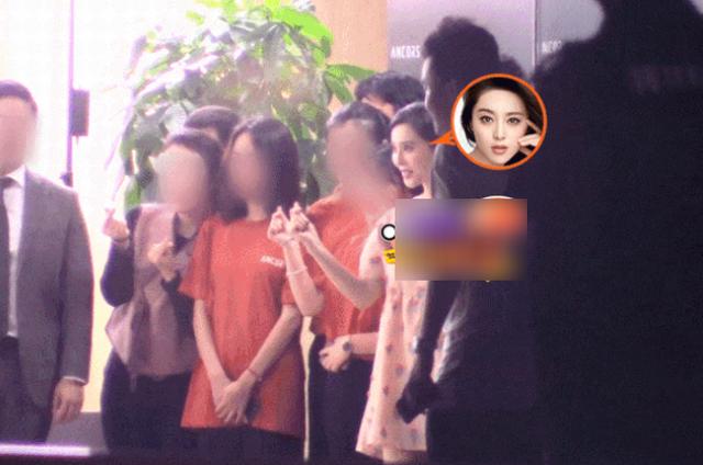 范冰冰分手后专心做生意，亲赴厂家考察比心合影…