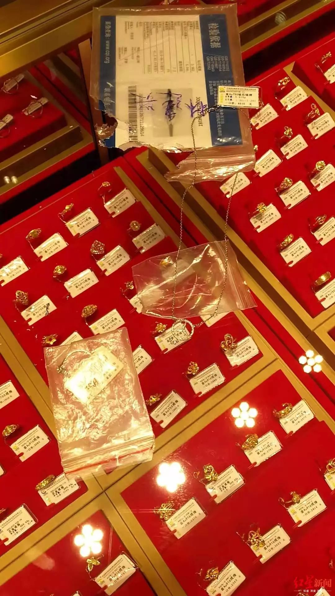 金店万元铂金首饰蹊跷丢失，监控拍到小偷竟是…… 