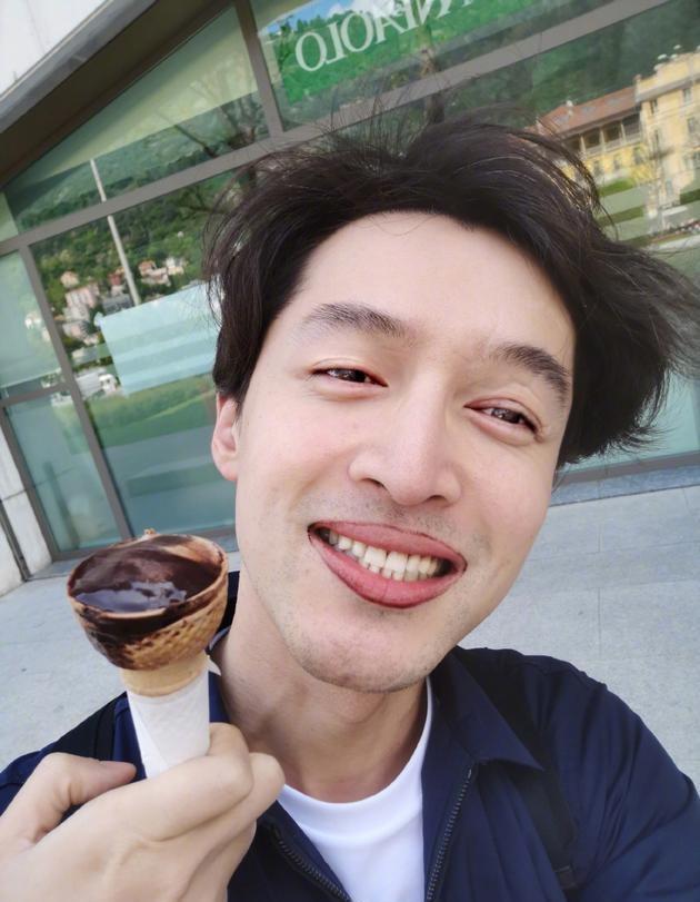 乔欣的脸肿成松鼠被赞可爱，胡歌的自拍照已经被他自己玩坏了