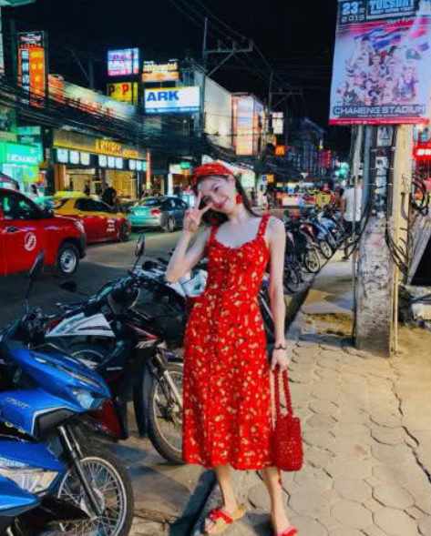 李现前女友钟楚曦撞衫关晓彤，网友：一个温婉甜美，一个复古性感