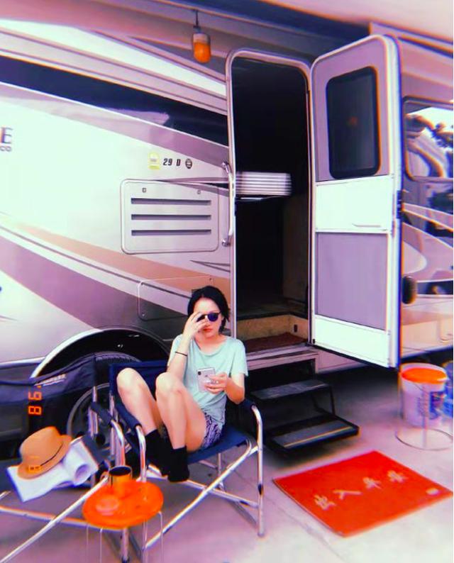 44岁周迅穿着清凉晒380万豪华房车，出入平安脚垫超接地气