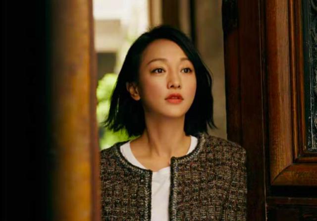 44岁周迅穿着清凉晒380万豪华房车，出入平安脚垫超接地气