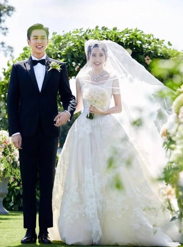 张若昀蜜月后回国首亮相，穿情侣装帮老婆拎包超贴心