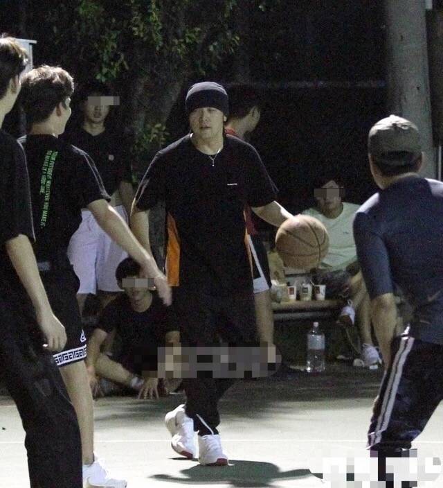 周杰伦约林俊杰萧敬腾打球 休闲间隙与昆凌通话超甜蜜