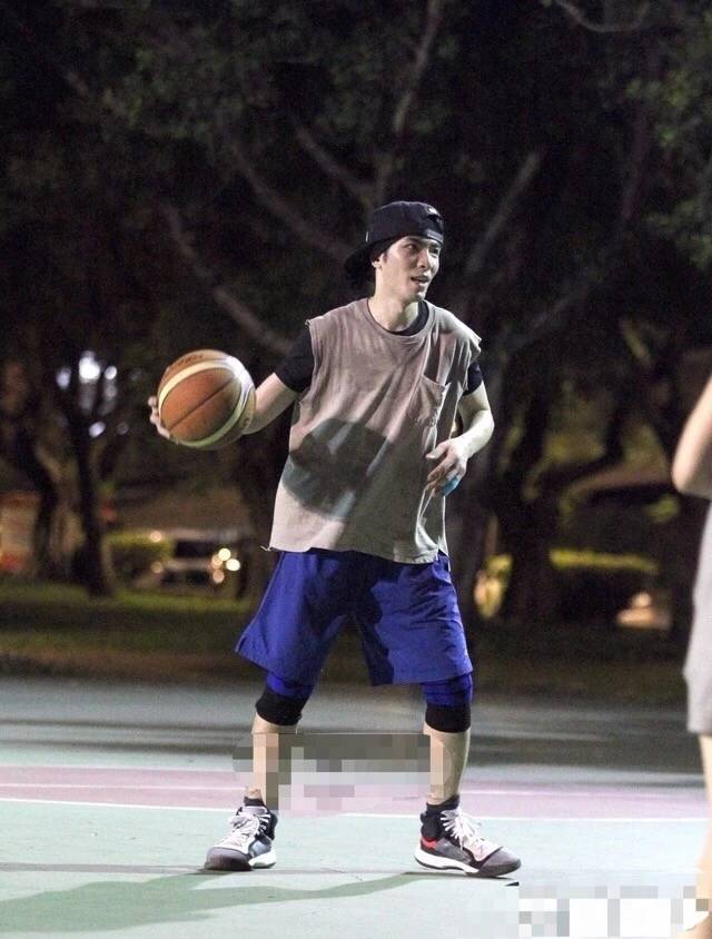 周杰伦约林俊杰萧敬腾打球 休闲间隙与昆凌通话超甜蜜