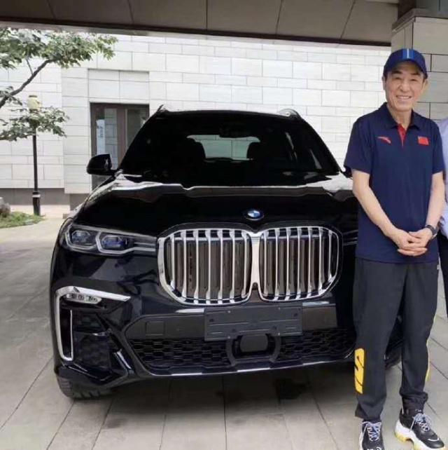 张艺谋刚买的宝马X7出皮卡了！网友：什么样的货才舍得装车斗？