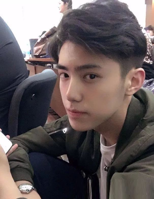 当前季节流行的男士发型,18年了你还在两边剪