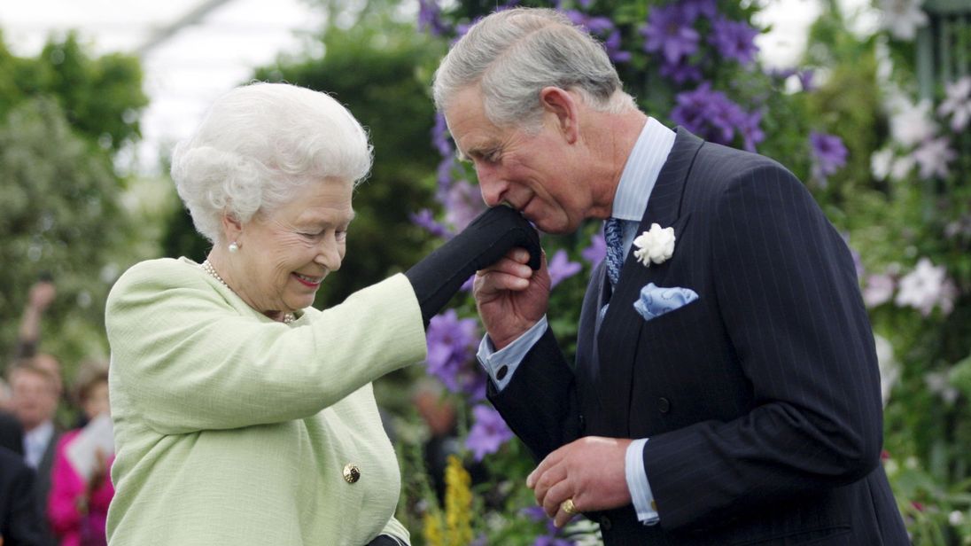 查尔斯王子70岁生日 英女王：有奉献精神的王位继承人