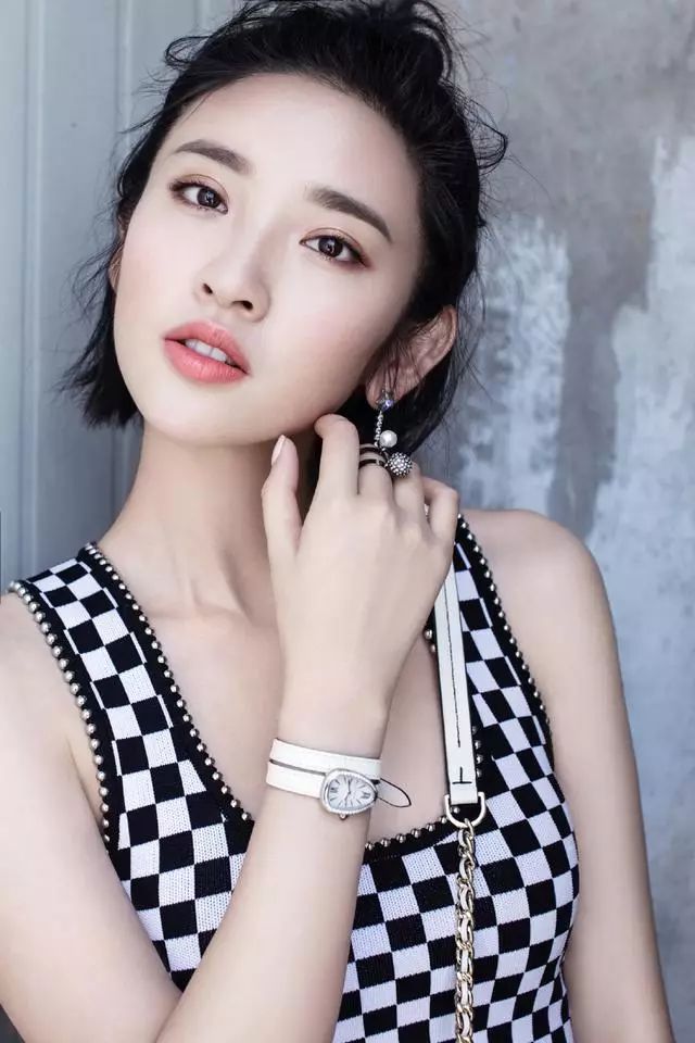 唐艺昕参加活动,手中的"烟灰缸"亮了