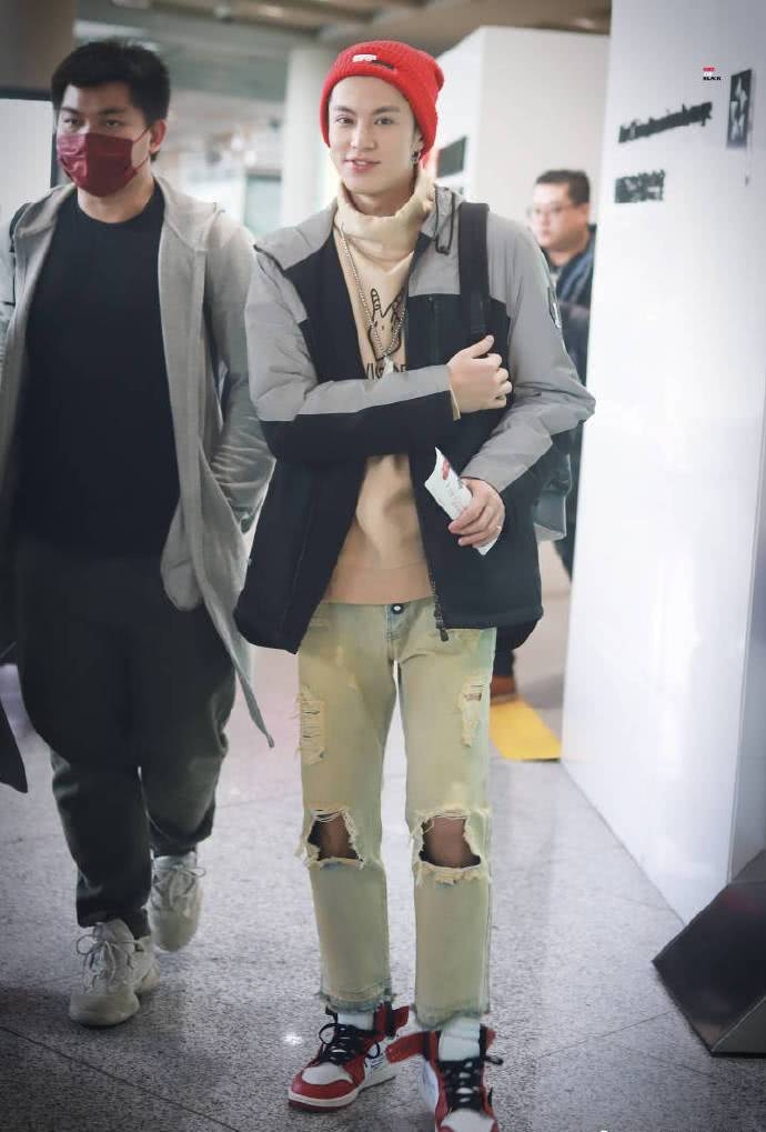 男星机场穿搭出炉!张翰帅、朱正廷暖,黄子韬穿绣花裤放飞自我…