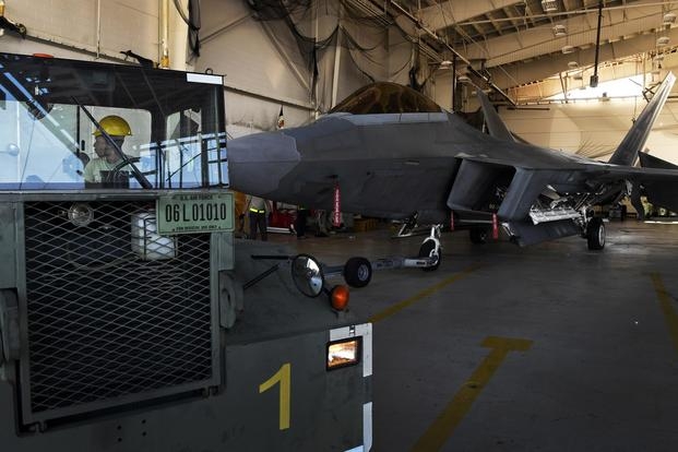 美空军部长称廷德尔基地所有的F-22战机都已飞往到其他基地