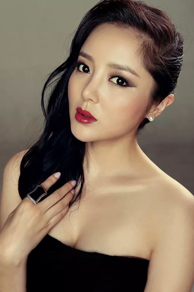 在新加坡隐婚？整成李小璐？下巴能戳胸，她没法儿翻身了