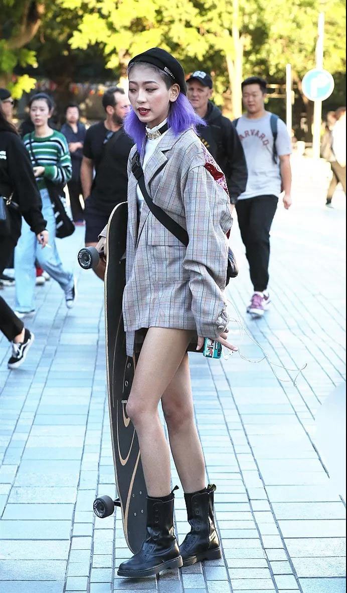 小姐姐拿滑板的造型让人难以抗拒,你觉得呢?