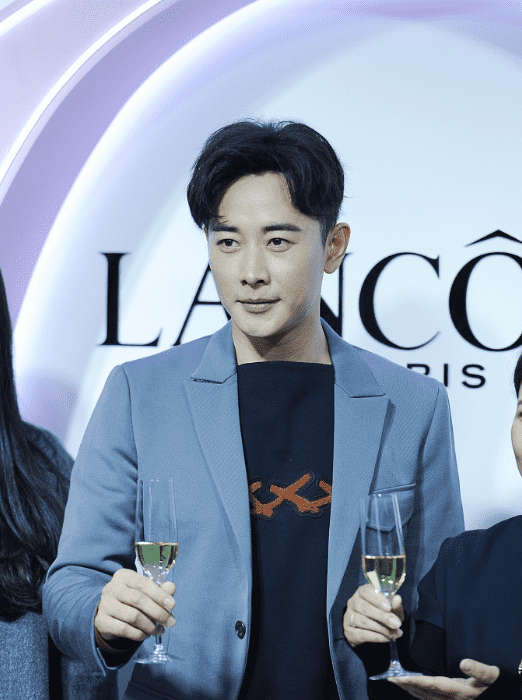 罗晋婚后亮相满脸幸福甜蜜，笑得鱼尾纹都出来了