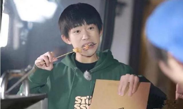 易烊千玺在食堂拒绝合影，原因有点尴尬