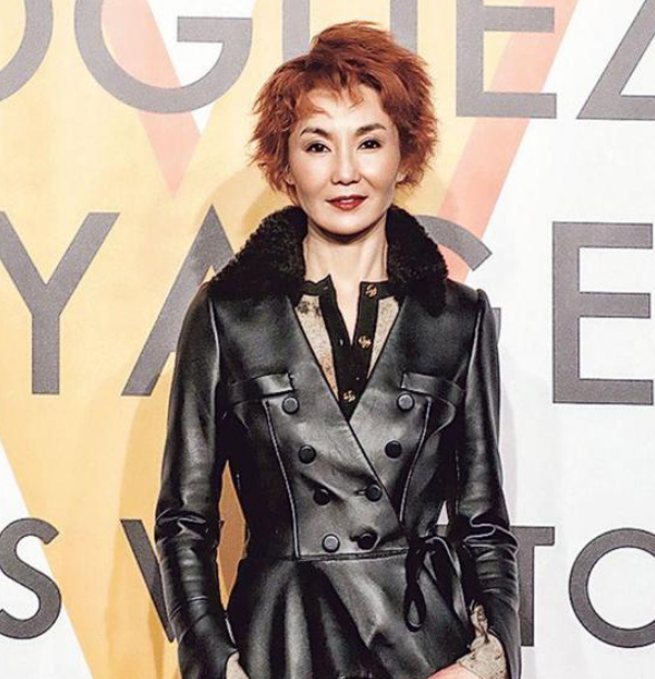 54岁张曼玉近照造型很摇滚，网友：以为是蔡明