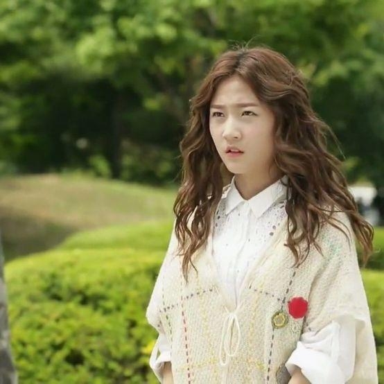 18岁女星自曝因走红曾遭受校园欺凌,被逼赤脚走回家!