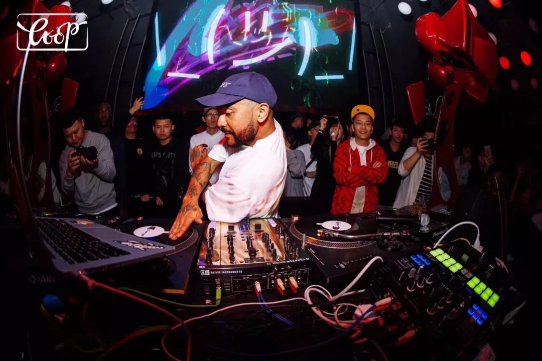 我喝到半醉，我蹦得干脆