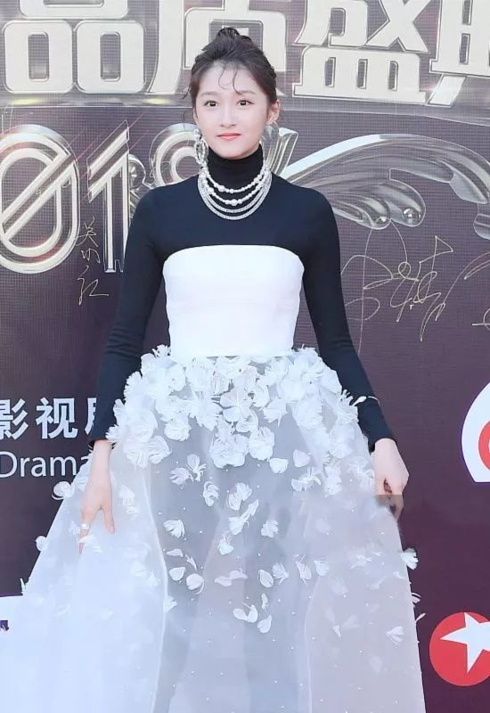 关晓彤这造型是从合影中抠出来再p上去的吗？