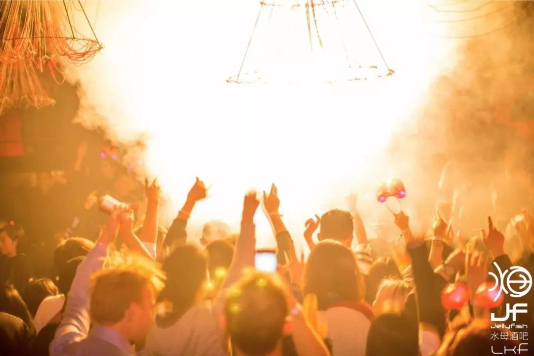 我喝到半醉，我蹦得干脆