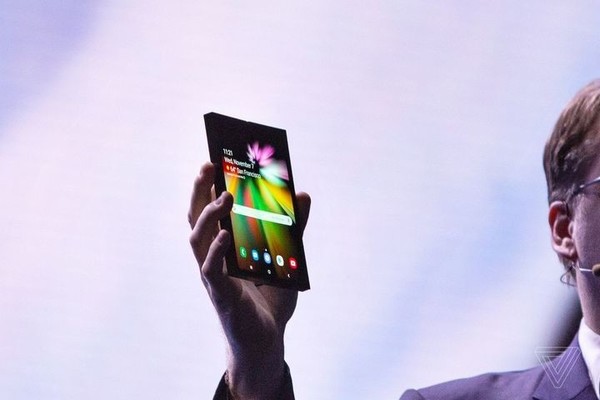 三星Infinity Flex Display折叠屏原型机（图源The Verge）