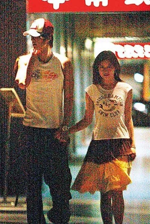 还不公布是要准备隐婚？偷拍甜蜜婚纱照才被发现