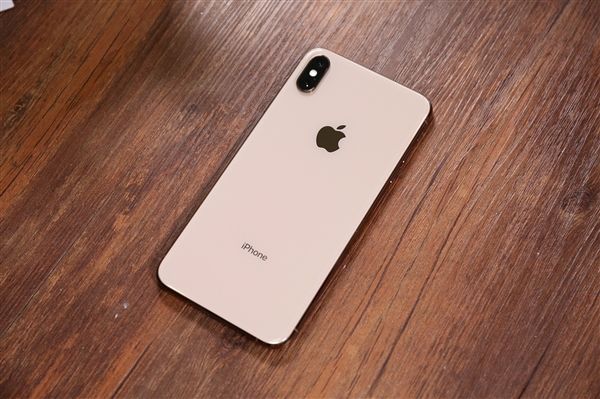 苹果新专利显示：为iPhone做渐变色技术储备