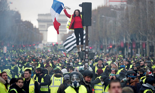 法国10万人示威130人被捕：抗议油价飙升