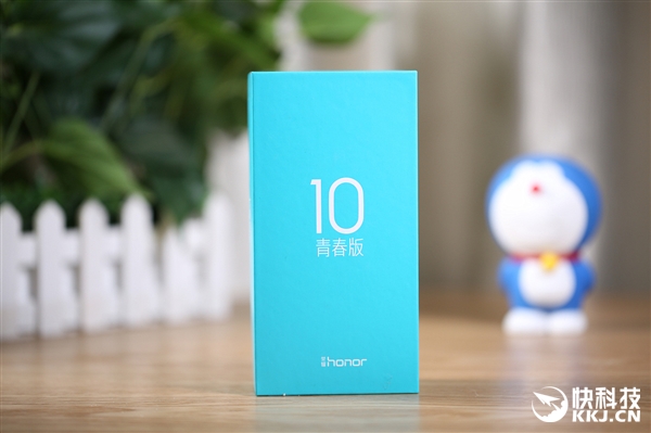 荣耀10青春版铃兰白开箱图赏：难得一见的纯白配色