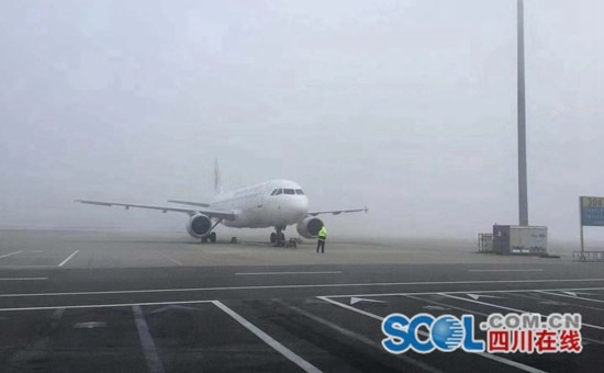 再遇大雾天气 成都双流机场已有100余航班受影