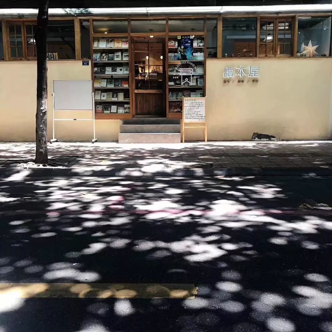 喜欢这家只有80平米的书店，不大，但自由