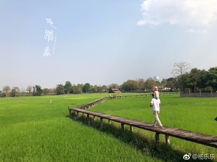 汪涵儿子小沐沐和妈妈郊游，杨乐乐的牛仔裤亮了！