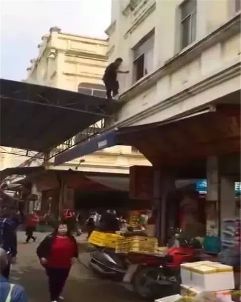 梧州一女童从幼儿园楼顶掉下,幸好有梧州男子