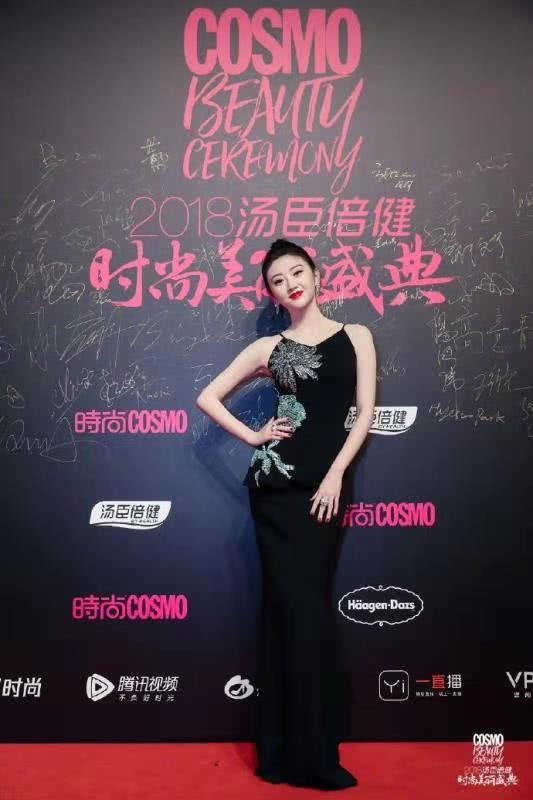 杨幂唐嫣秦岚娜扎佟丽娅出席时尚活动艳光四射，看看谁赢了？