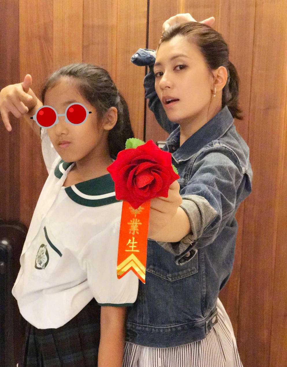贾静雯的大女儿晒照乘坐经济舱，网友：太像爸爸了！