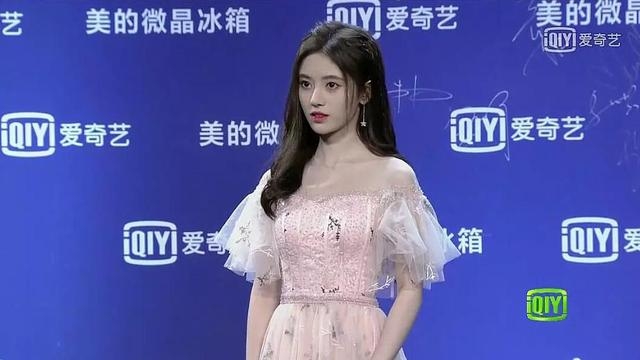 爱奇艺尖叫之夜明星造型PK：吴谨言成灾难，吴亦凡被吐槽罗圈腿！