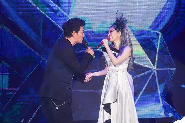 昔日歌坛一代小天后，因被爷爷虐待患抑郁症，如今40岁终于开个唱