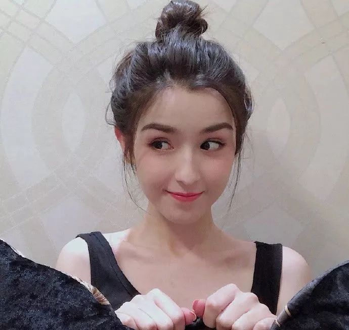 颜值碾压迪丽热巴，酷似娜扎，比肩佟丽娅的又一个新疆美女出现了？通稿也太敢吹了吧！