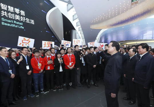 总理与苏宁员工亲切交谈