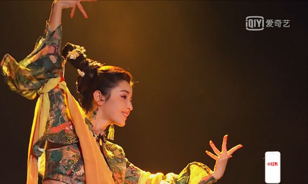 颜值碾压迪丽热巴，酷似娜扎，比肩佟丽娅的又一个新疆美女出现了？通稿也太敢吹了吧！