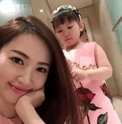 马蓉被打前视频曝光：电梯内试图破坏监控，剪刀掉落在地上