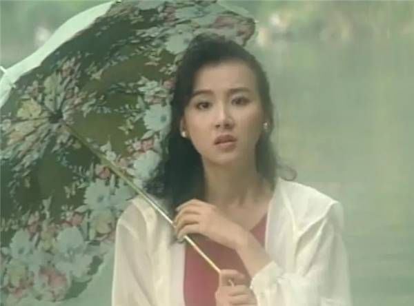 为配鲜肉男又去整，脸僵下巴歪，强行凹少女人设