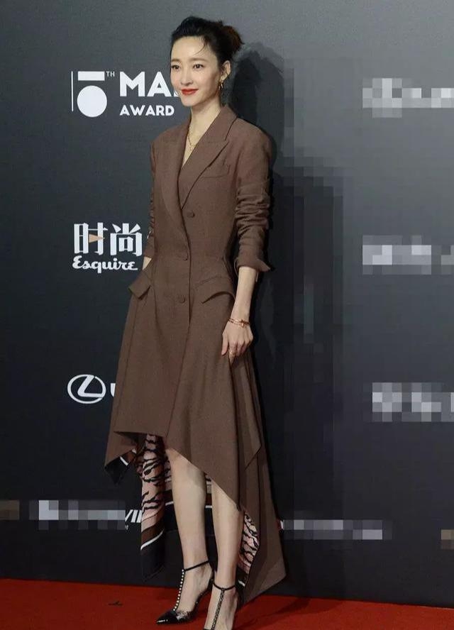 时尚先生红毯无修图出炉！吴谨言妆容太浓，杨幂造型师再度被撕！