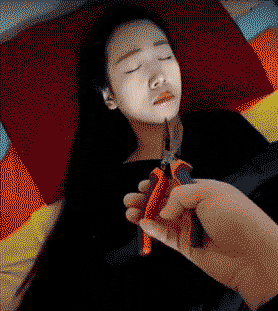 搞笑gif:这姐姐不错,今天就让她陪我逛街了