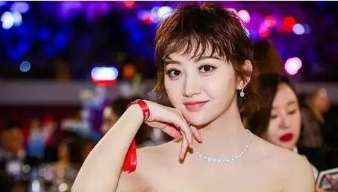 景甜新剧扮相是在cos60岁的刘晓庆吗？直接老成婆婆脸了惹···