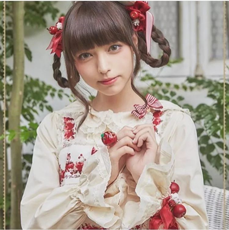 日本爆红的洛丽塔美少女，真人版混血芭比，靠漫画眼成新晋宅男女神！