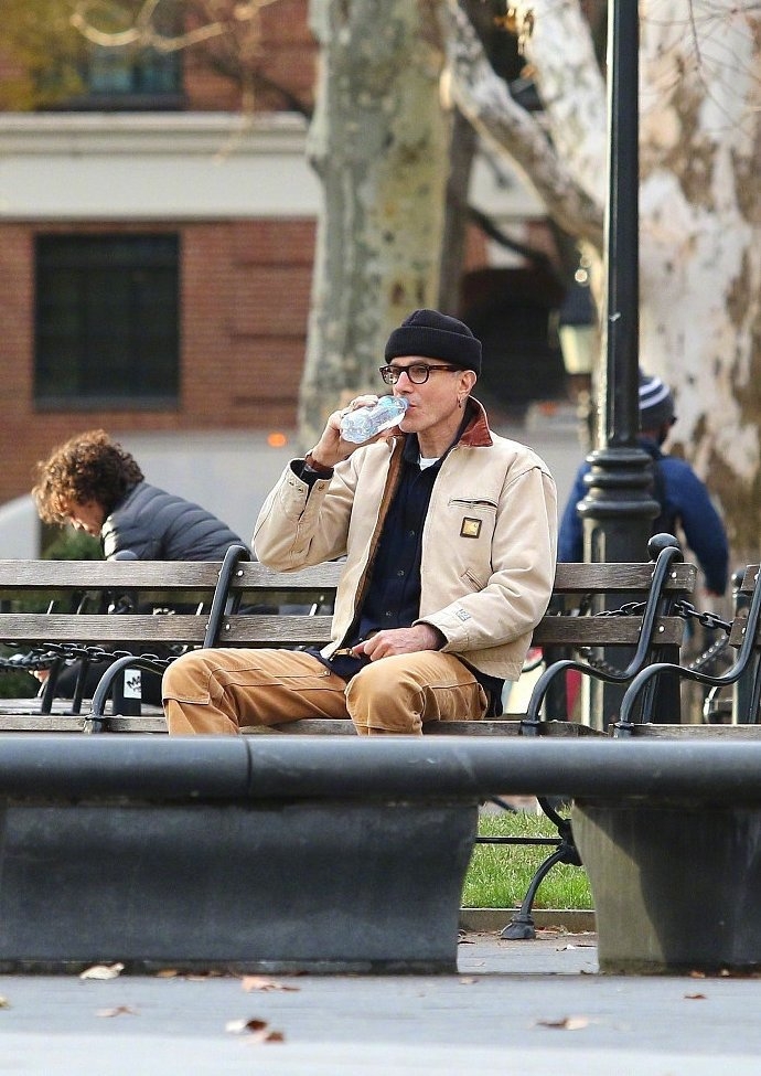 61岁奥斯卡影帝出街太潮，手上黑色翻盖手机接地气