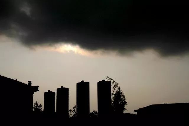 以高房价著称的香港楼市迎来了一场“大地震”。